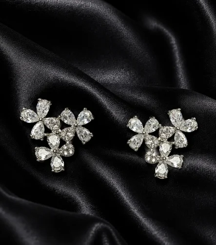 SİLVER KRİSTAL TAŞLI ÜÇLÜ BİTİŞİK ÇİÇEK TASARIM GLORY KÜPE – FK0100-10348 - Ayşe Kafkas Butik