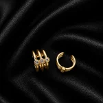 14K GOLD KAPLAMA YAN YANA ÜÇ YUVARLAK KRİSTAL TAŞLI GLORY TEKLİ KIKIRDAK KÜPE – FK14K0080-10394 - Ayşe…