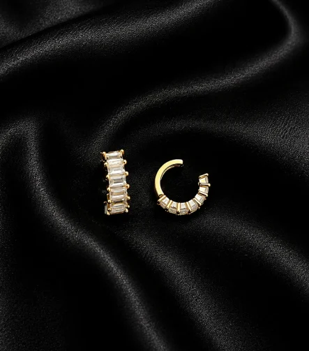 14K GOLD KAPLAMA BAGET TAŞLI YARIM TUR GLORY TEKLİ KIKIRDAK KÜPE – FK14K0120-10408 - Ayşe Kafkas Butik