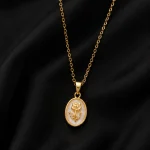 GOLD BEYAZ SEDEF ÜSTÜNE ÇİÇEK MOTİF MADALYON TASARIM ÇELİK KOLYE – FKÇLK0065-4935 - Ayşe Kafkas Butik