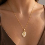 GOLD BEYAZ SEDEF ÜSTÜNE ÇİÇEK MOTİF MADALYON TASARIM ÇELİK KOLYE – FKÇLK0065-4951 - Ayşe Kafkas Butik