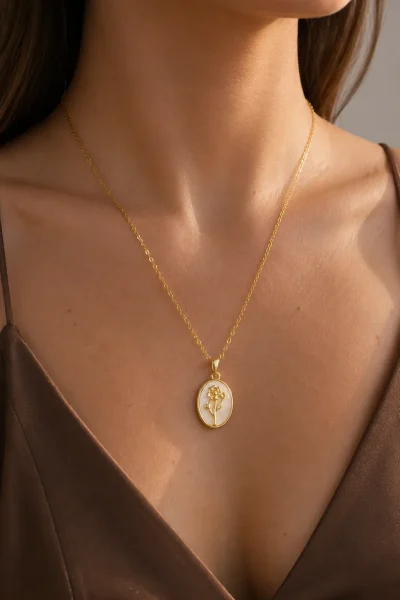 GOLD BEYAZ SEDEF ÜSTÜNE ÇİÇEK MOTİF MADALYON TASARIM ÇELİK KOLYE – FKÇLK0065-4951 - Ayşe Kafkas Butik