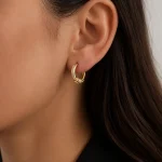 GOLD MİNİ SUYOLU ÜSTÜ SARGILI HALKA TASARIM LUXURY KÜPE – FKERDYM0100-10361 - Ayşe Kafkas Butik