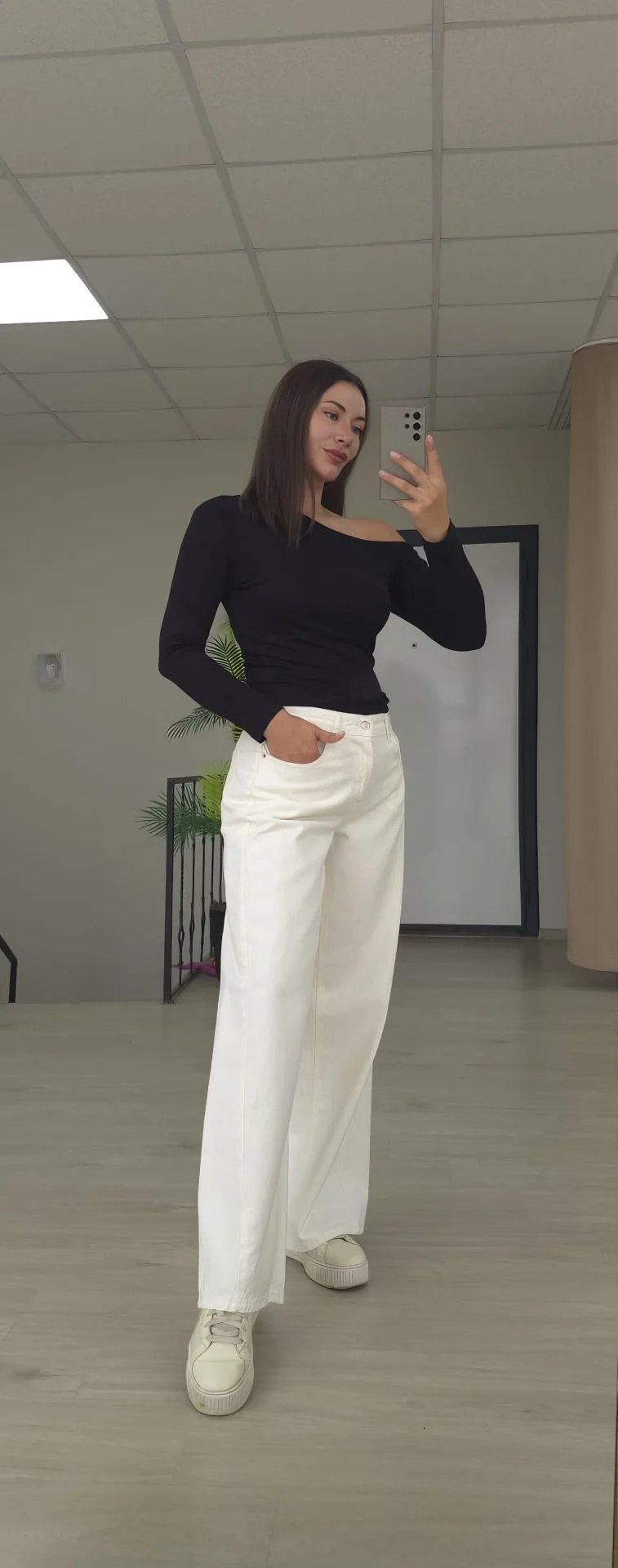 Siyah uzun kollu üst ve beyaz geniş paça pantolon
