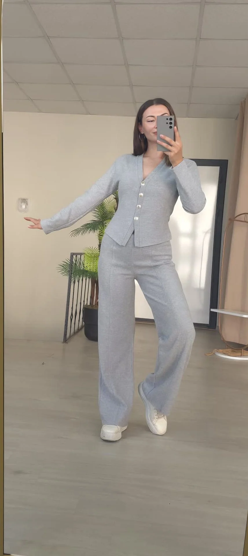 Gri ceket ve geniş paça pantolon takım