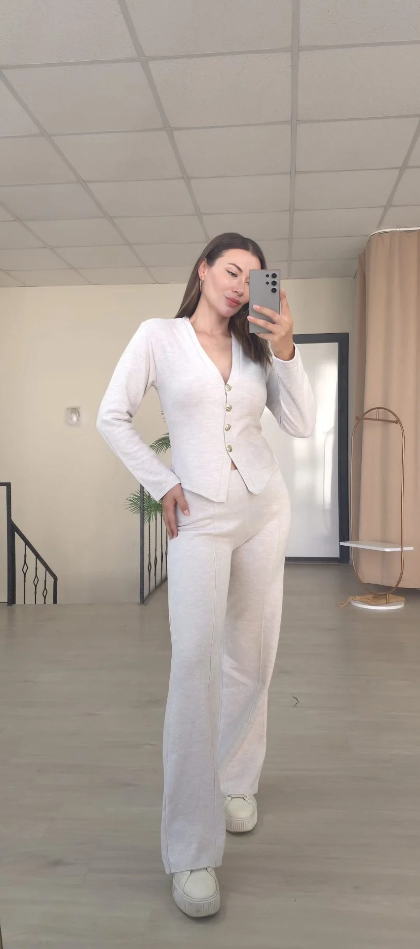 Taş rengi ceket ve bol paça pantolon takım